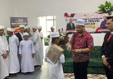 Agihan Sumbangan Kepada Adik-Adik Tahfiz sempena Pembukaan Cakna Travel Cawangan Kuantan Pahang.